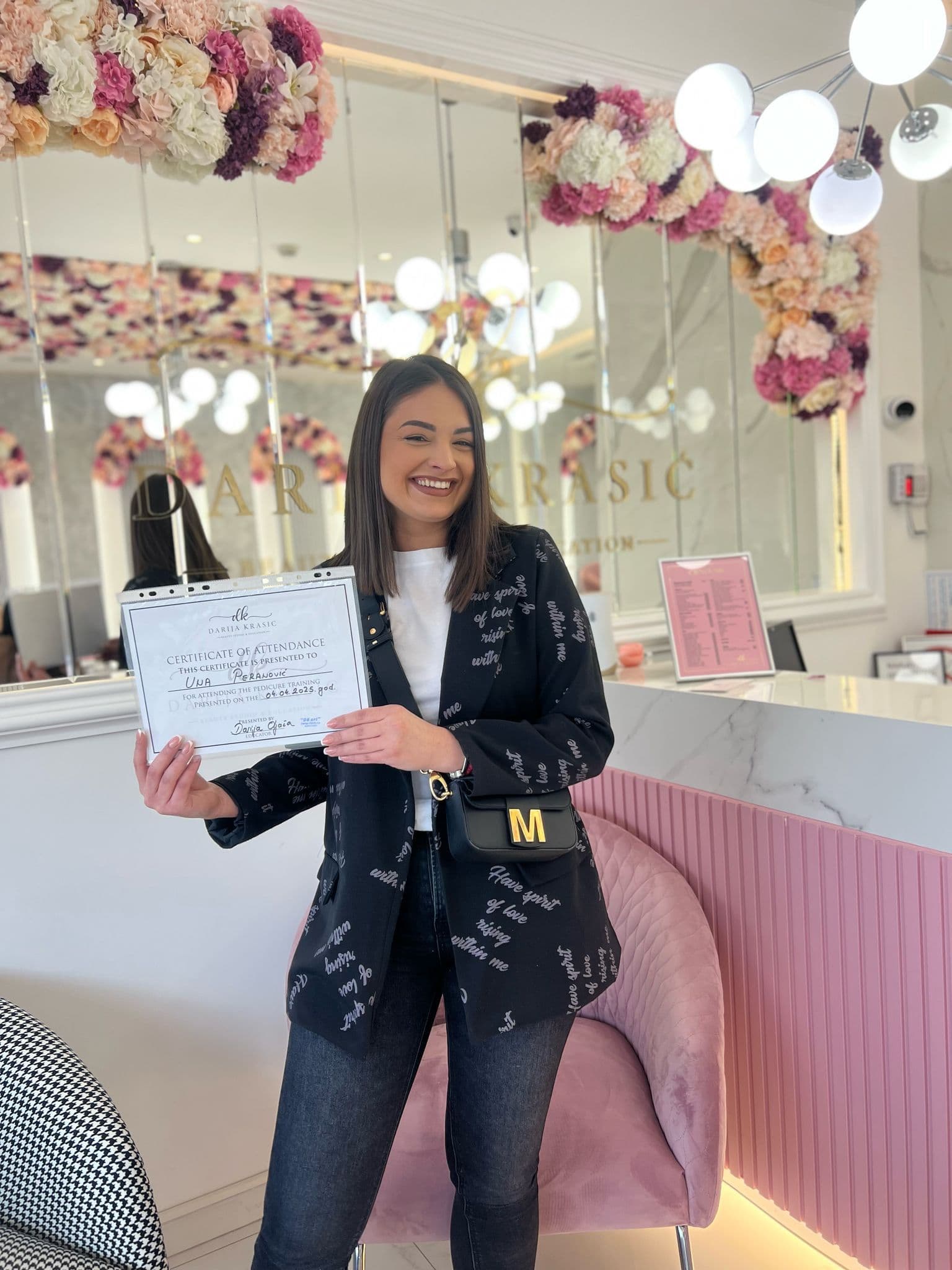 Una Peranović sa pedikir certifikatom u salonu